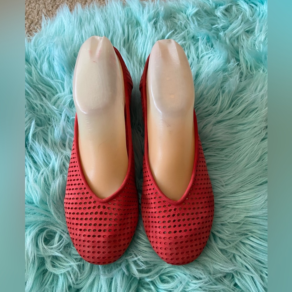 EILEEN FISHER RED PUNCHED LEATHER BALLET FLATS SIZE 7 EUC